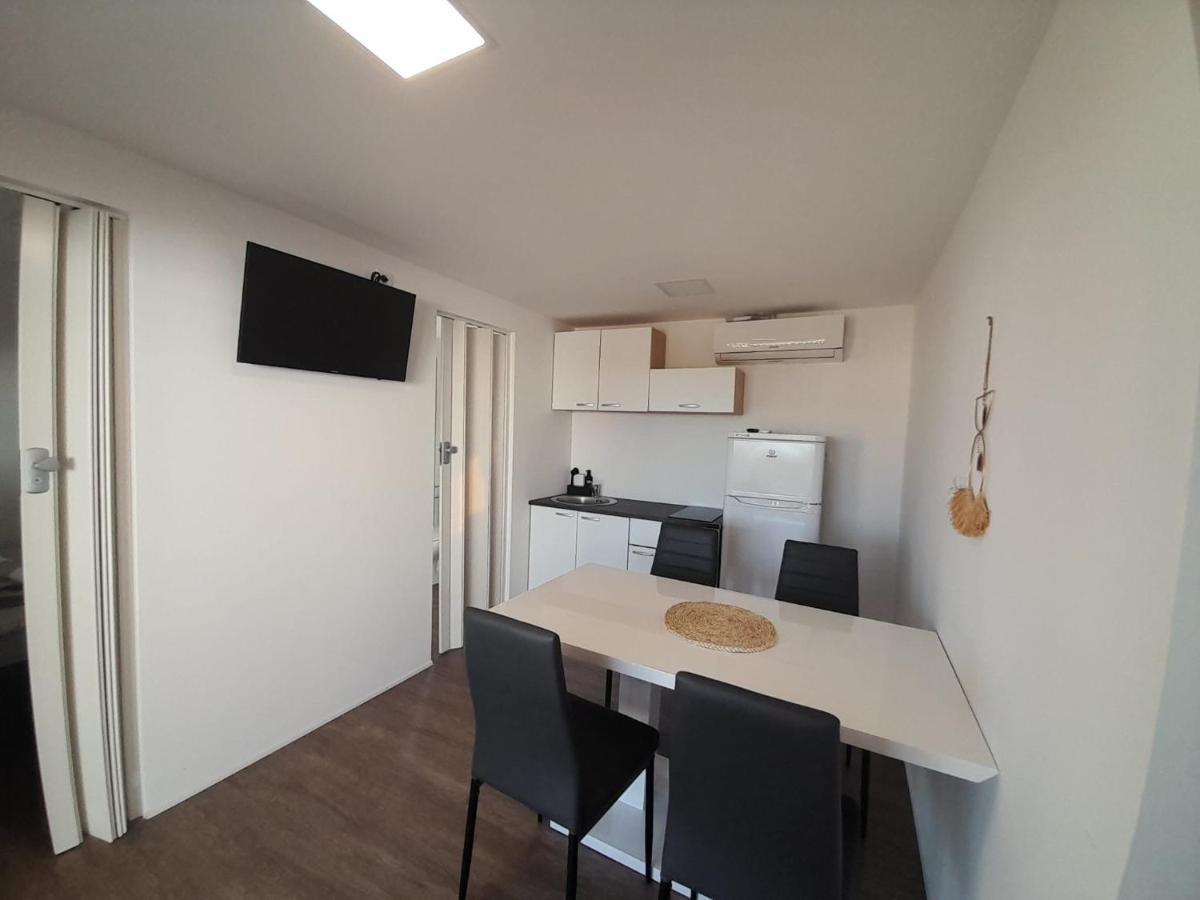 Tiny House Lily With Jacuzzi Apartment Sveti Filip i Jakov Ngoại thất bức ảnh