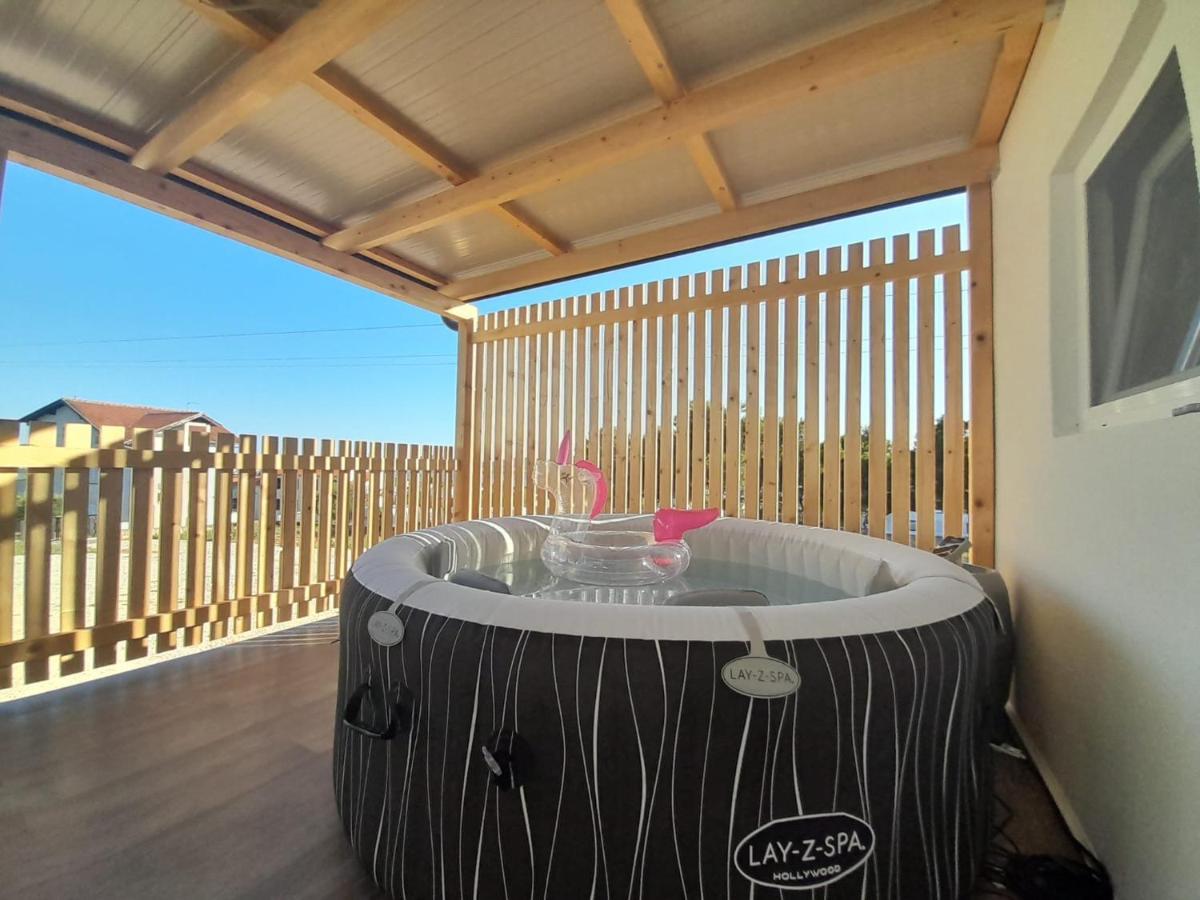 Tiny House Lily With Jacuzzi Apartment Sveti Filip i Jakov Ngoại thất bức ảnh