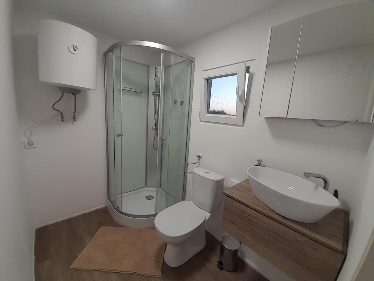 Tiny House Lily With Jacuzzi Apartment Sveti Filip i Jakov Ngoại thất bức ảnh
