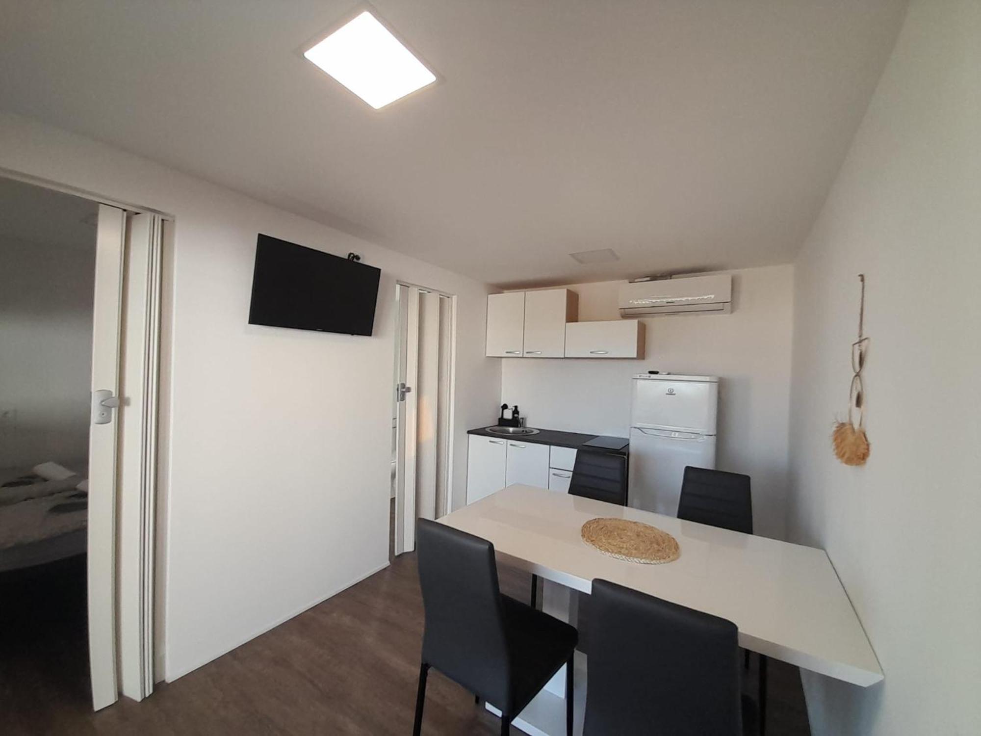 Tiny House Lily With Jacuzzi Apartment Sveti Filip i Jakov Ngoại thất bức ảnh
