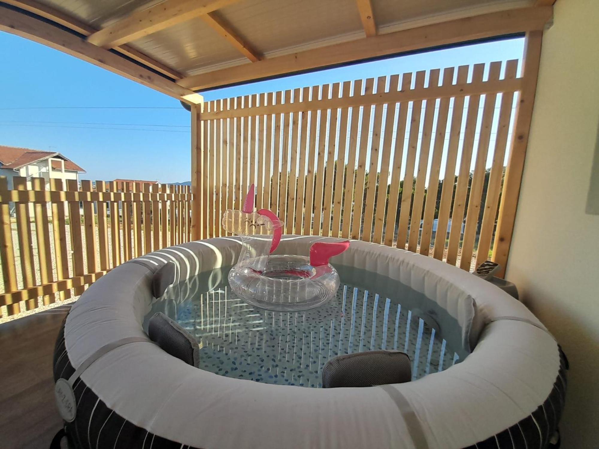 Tiny House Lily With Jacuzzi Apartment Sveti Filip i Jakov Ngoại thất bức ảnh